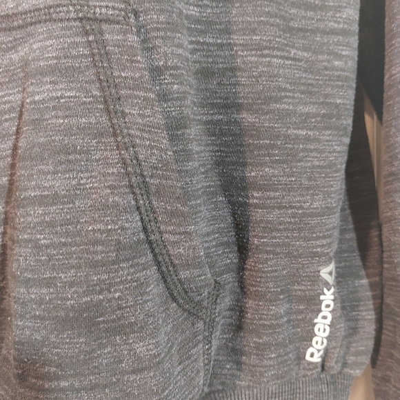 Reebok sweat top. - Picture 4 of 7